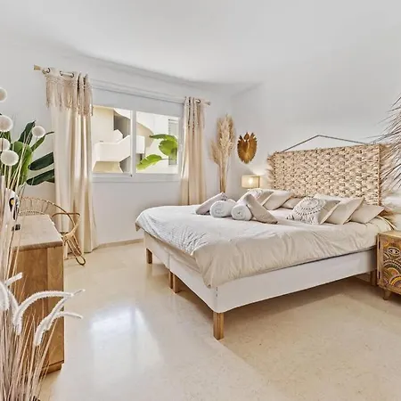 Standing In Apartament